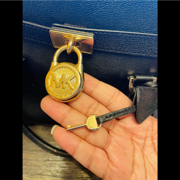 Michael Kors Authentic Black Leather Tote (Good condition) (large) - Picture 5 of 15